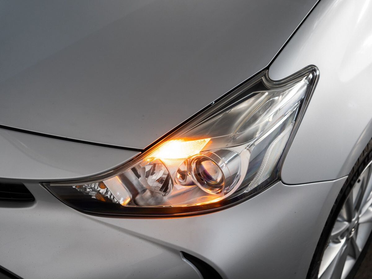 Toyota Prius Alpha 2014 - фото автомобиля