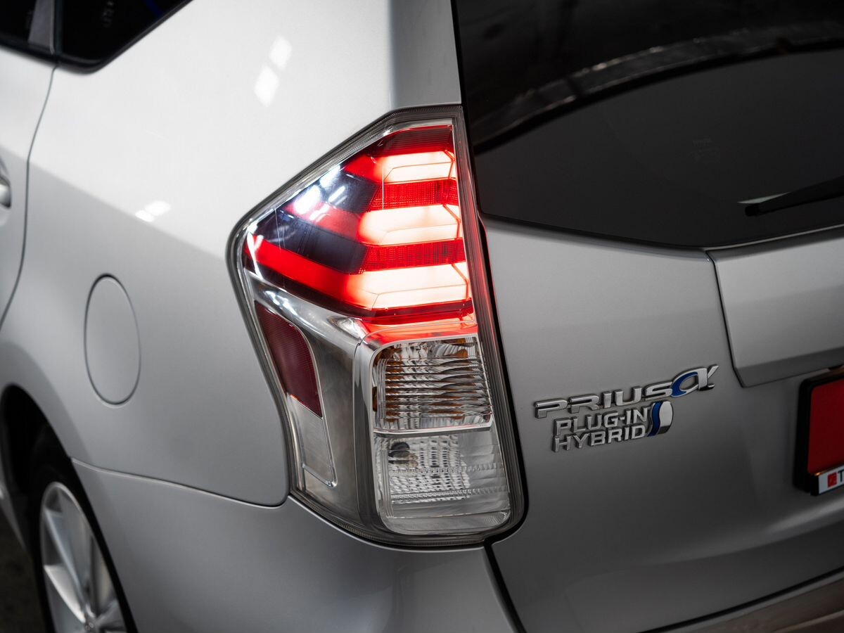 Toyota Prius Alpha 2014 - фото автомобиля