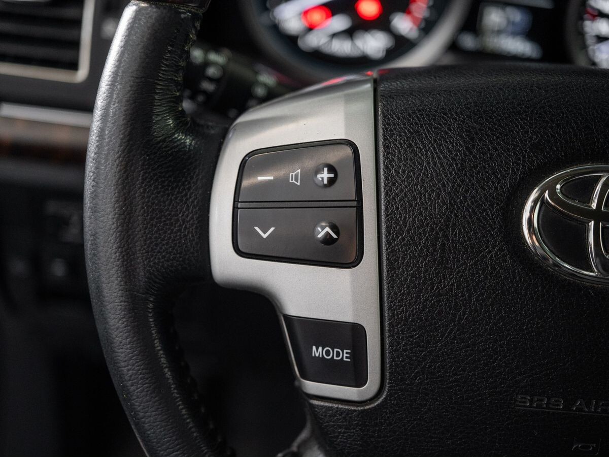 Toyota Land Cruiser 2012 - фото автомобиля