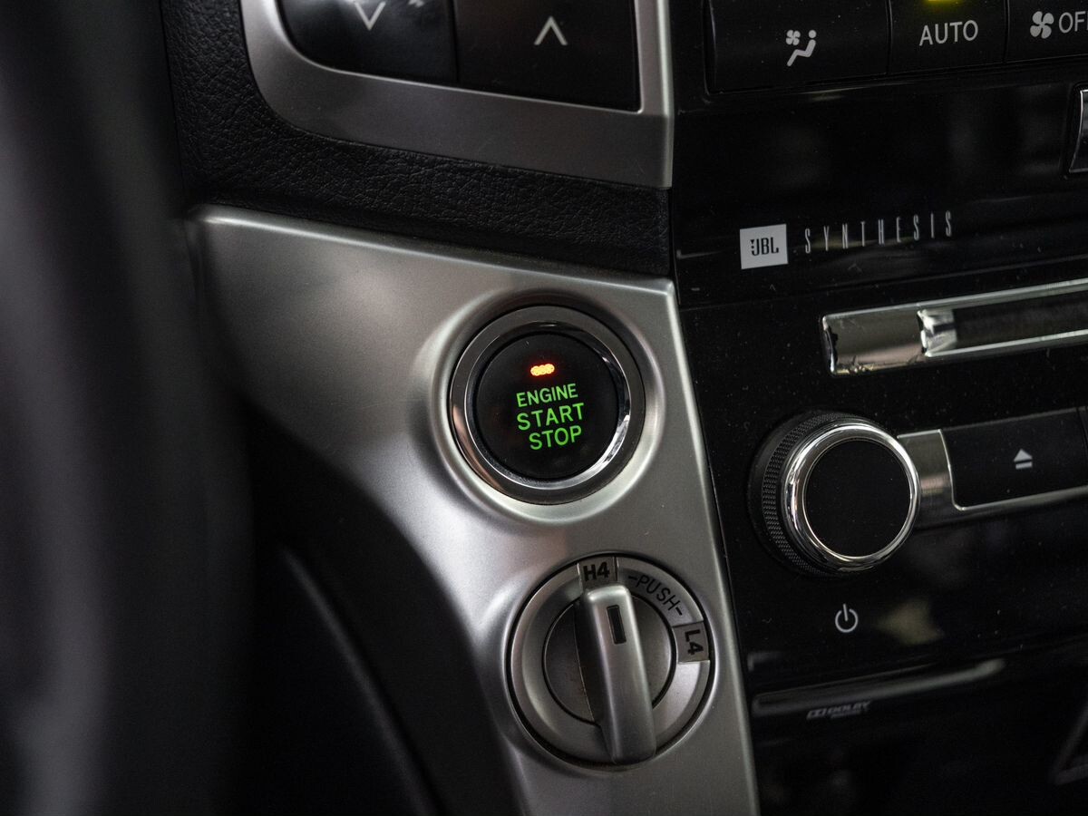 Toyota Land Cruiser 2012 - фото автомобиля