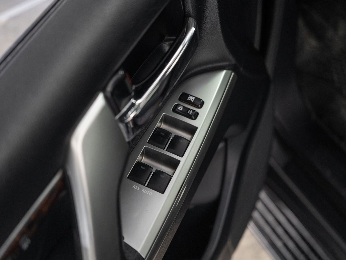Toyota Land Cruiser 2012 - фото автомобиля