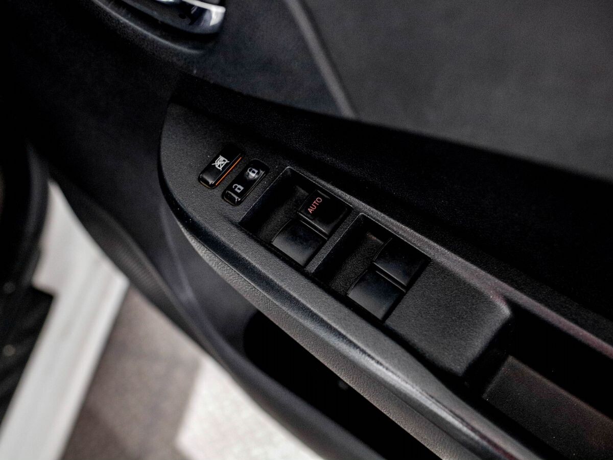 Toyota Ractis 2011 - фото автомобиля