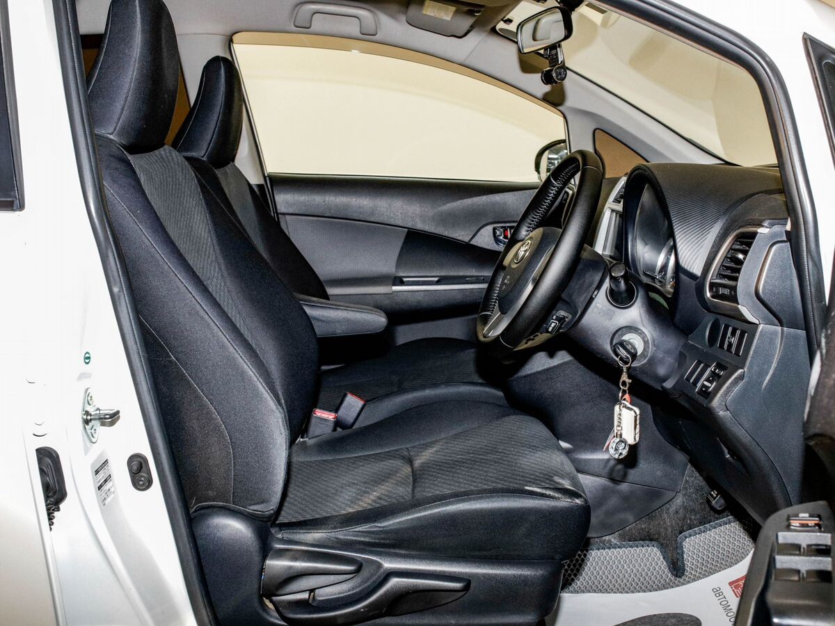 Toyota Ractis 2011 - фото автомобиля