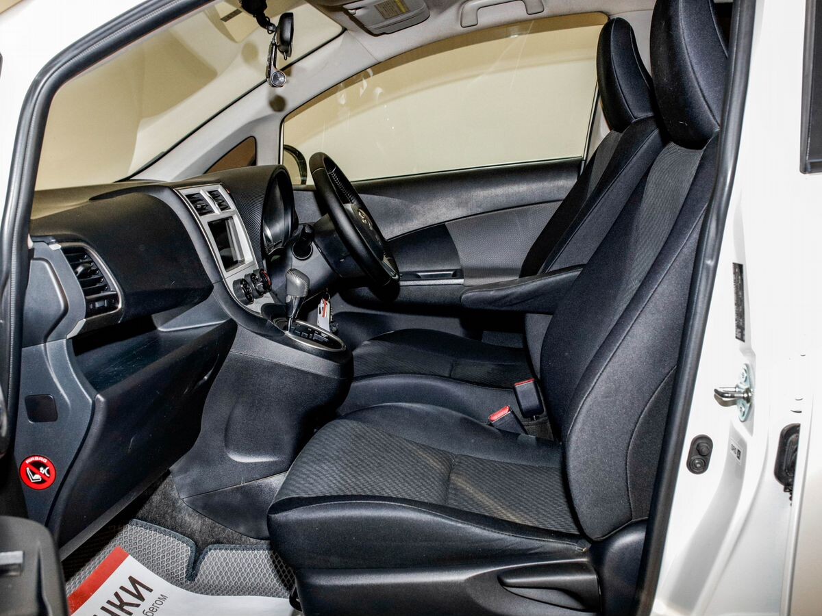 Toyota Ractis 2011 - фото автомобиля