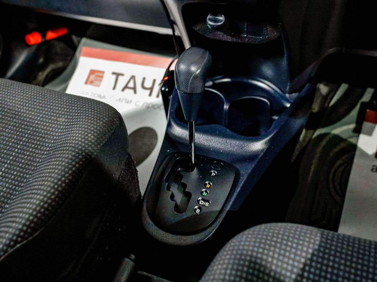 Toyota Vitz 2016 - фото автомобиля