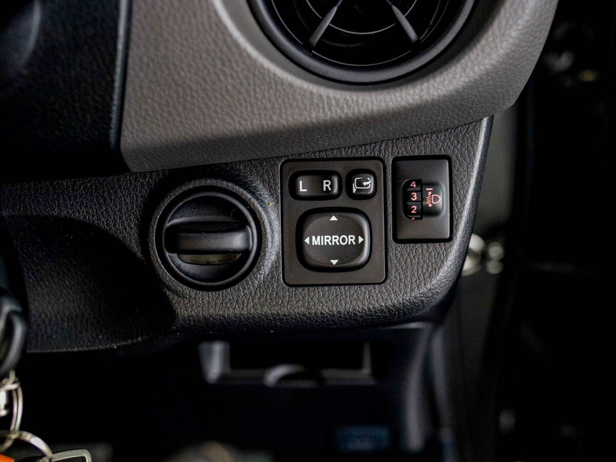 Toyota Vitz 2016 - фото автомобиля