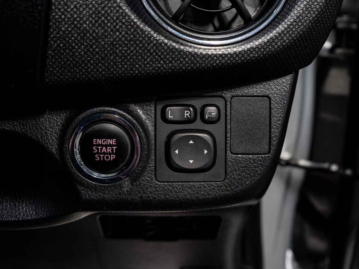 Toyota Vitz 2016 - фото автомобиля