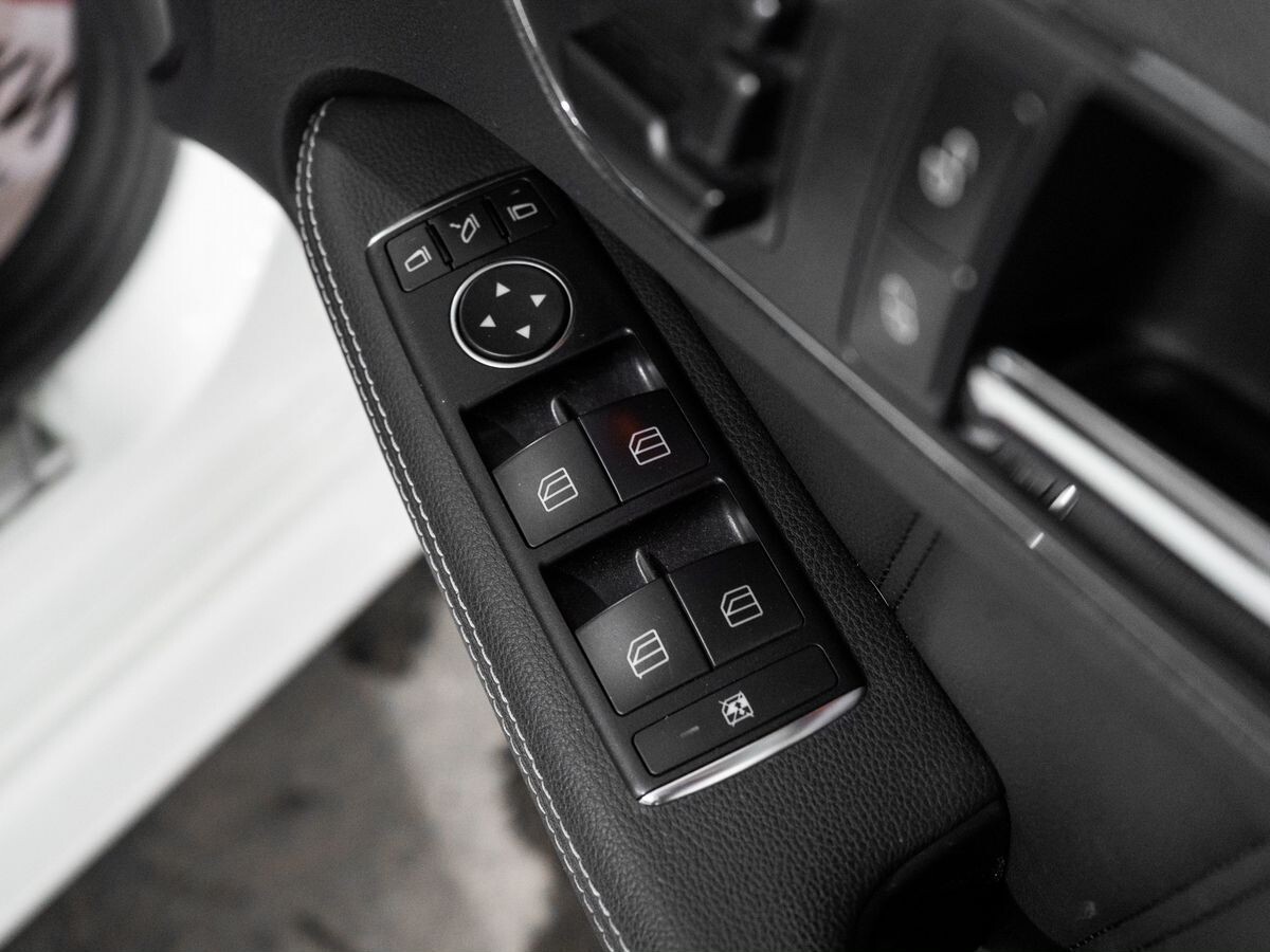 Mercedes-Benz E-Class 2011 - фото автомобиля