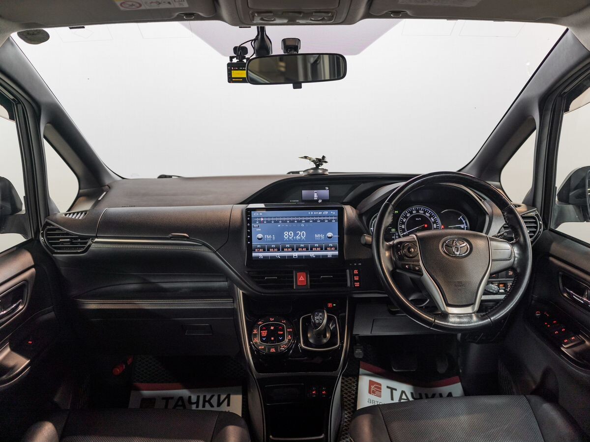 Toyota Esquire 2015 - фото автомобиля