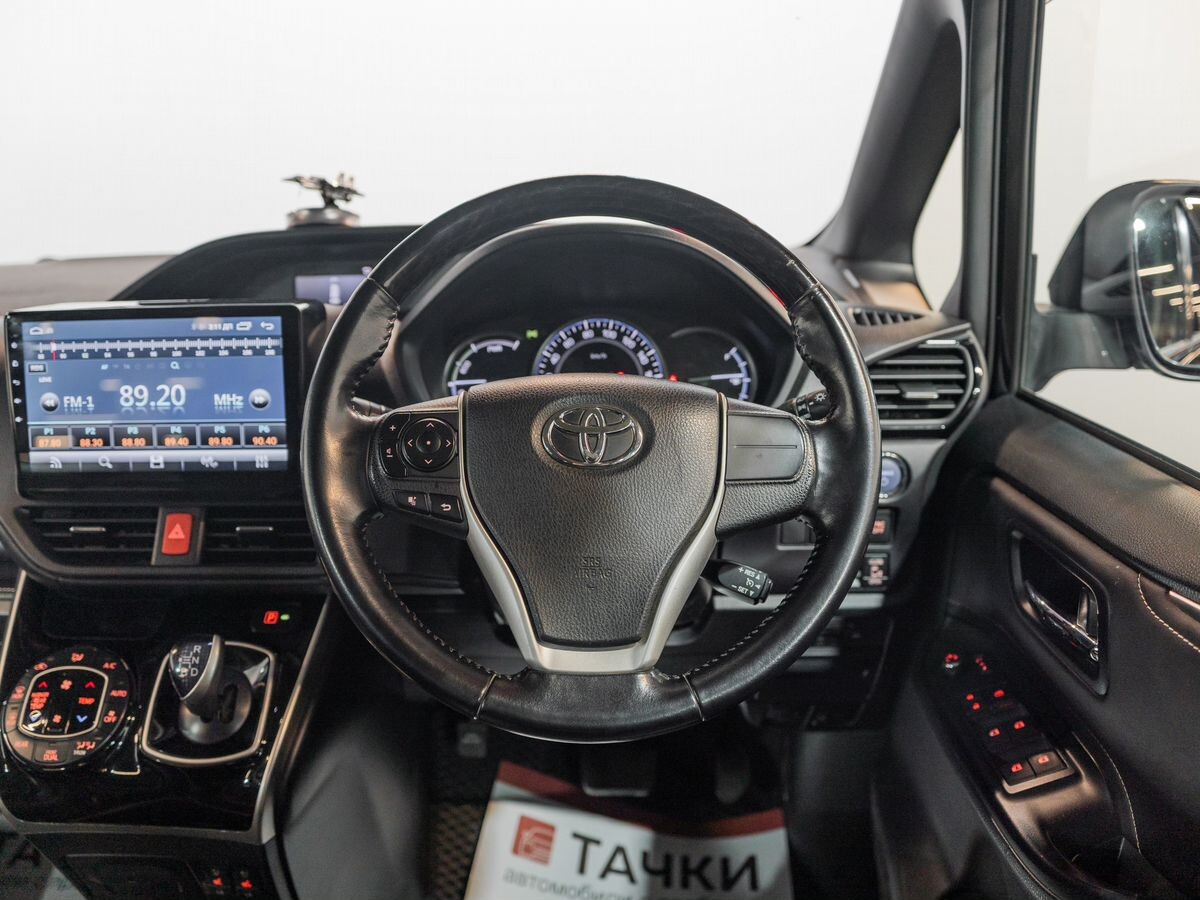 Toyota Esquire 2015 - фото автомобиля