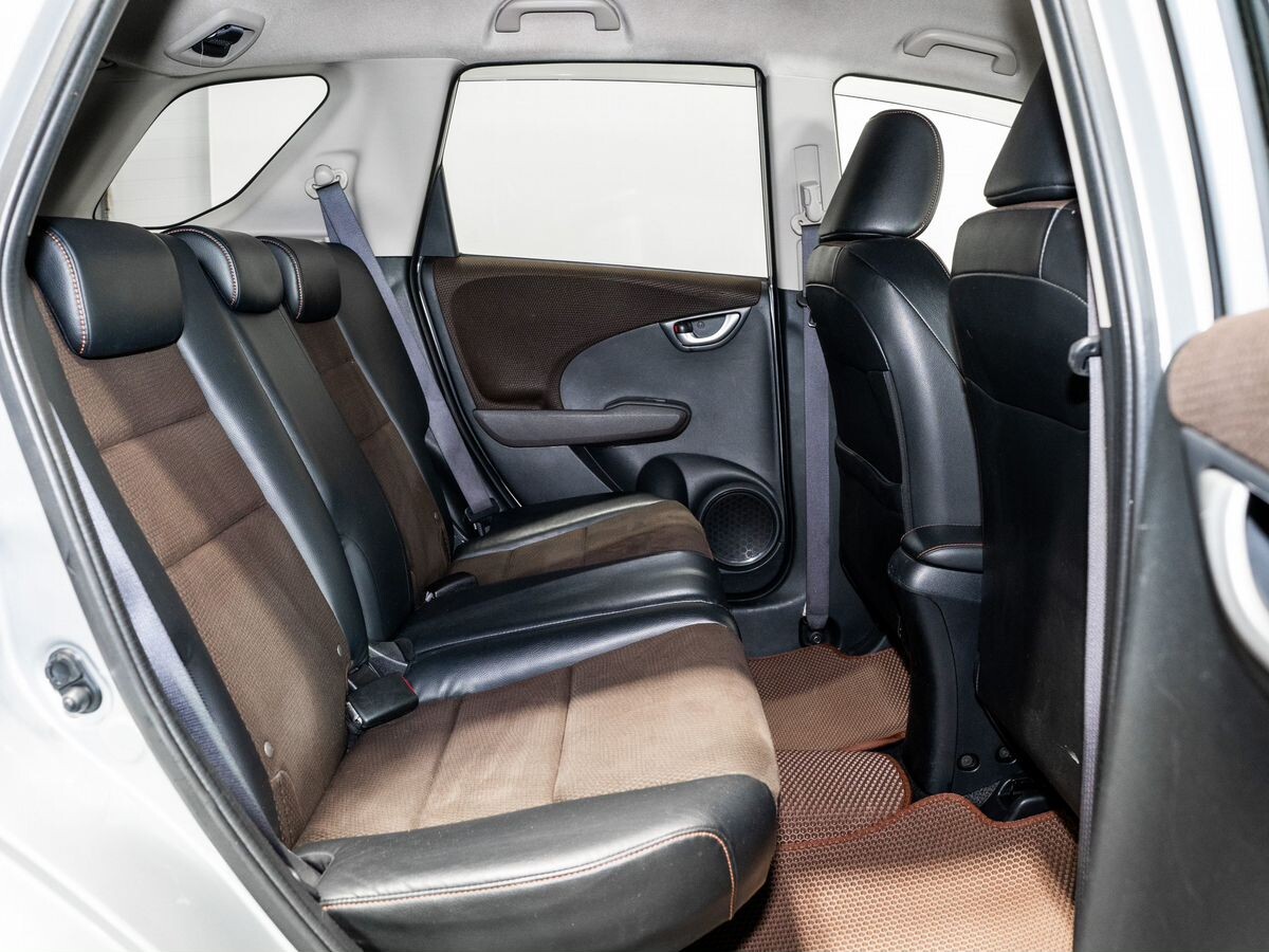 Honda Fit Shuttle 2012 - фото автомобиля