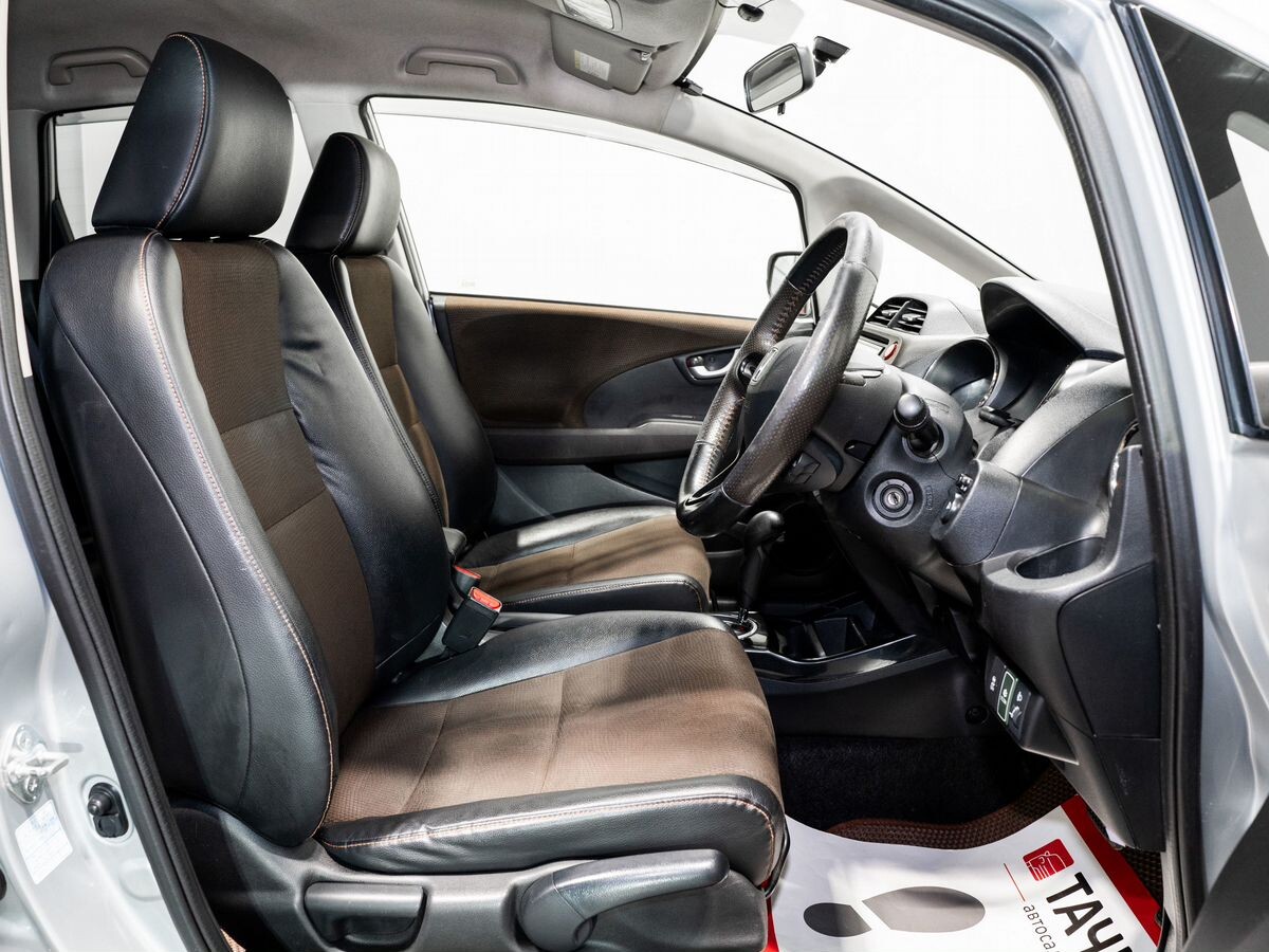 Honda Fit Shuttle 2012 - фото автомобиля