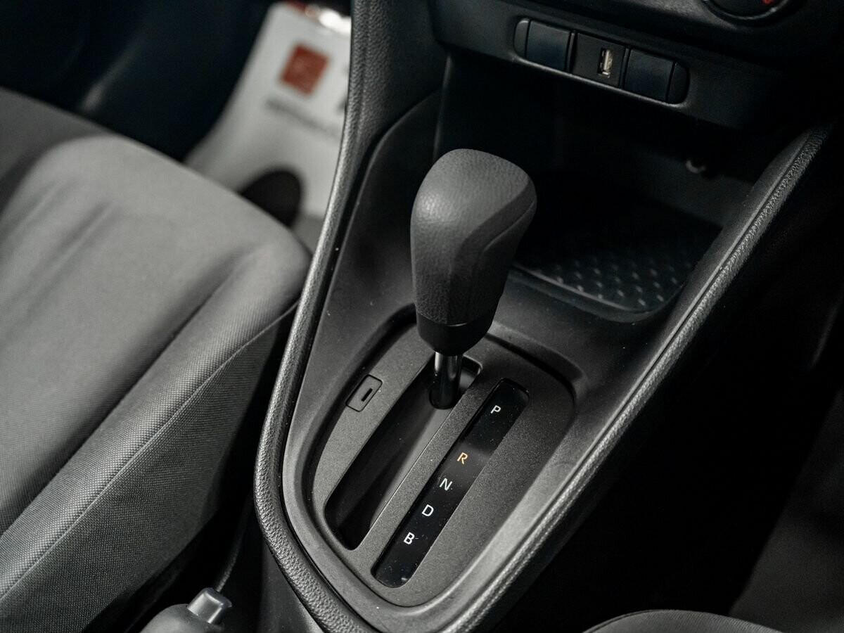 Toyota Yaris 2020 - фото автомобиля