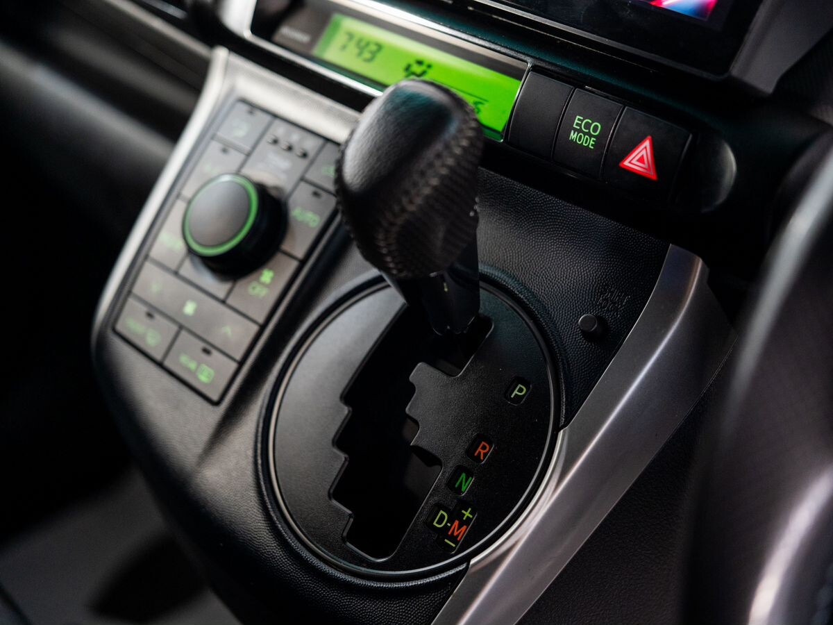 Toyota Wish 2010 - фото автомобиля