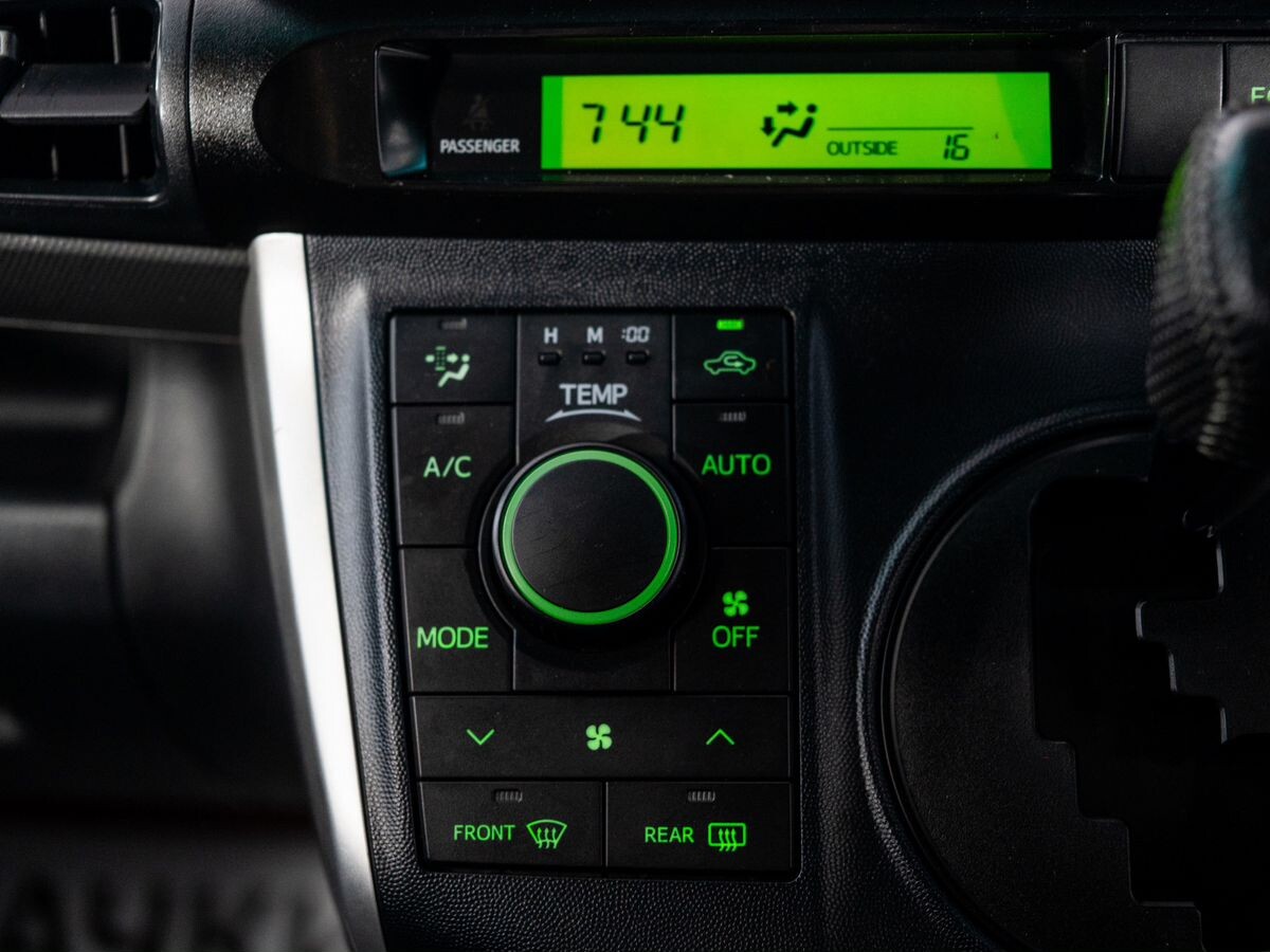 Toyota Wish 2010 - фото автомобиля