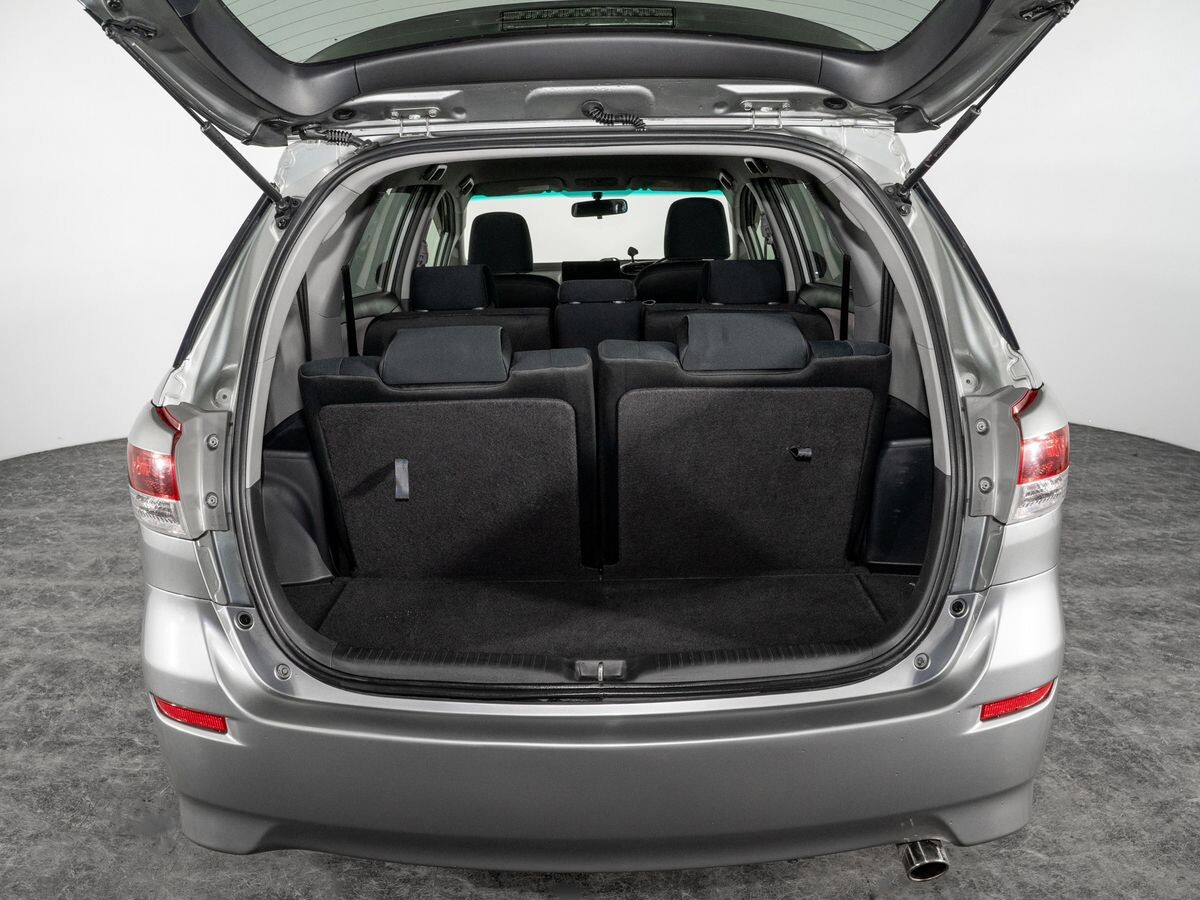Toyota Wish 2010 - фото автомобиля