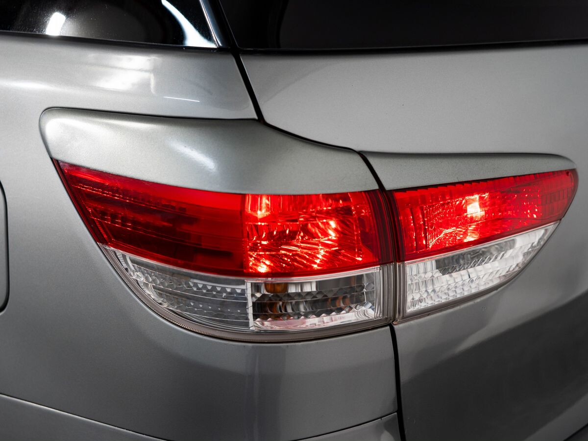 Toyota Wish 2010 - фото автомобиля