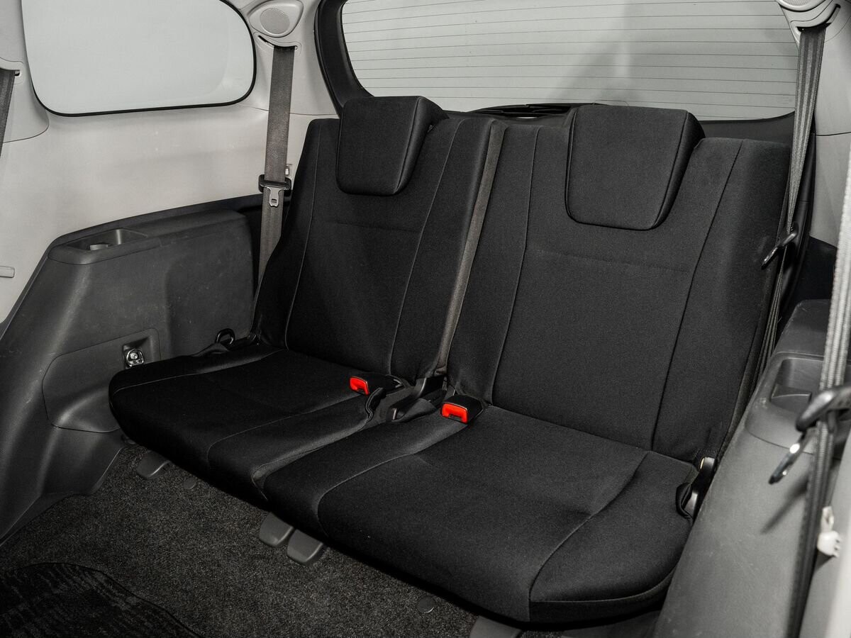 Toyota Wish 2010 - фото автомобиля
