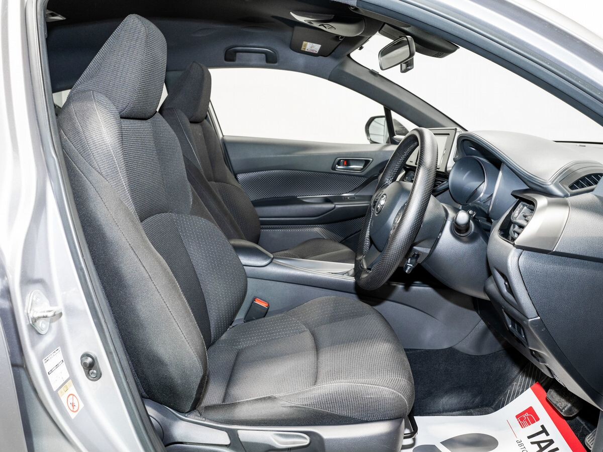Toyota C-HR 2019 - фото автомобиля