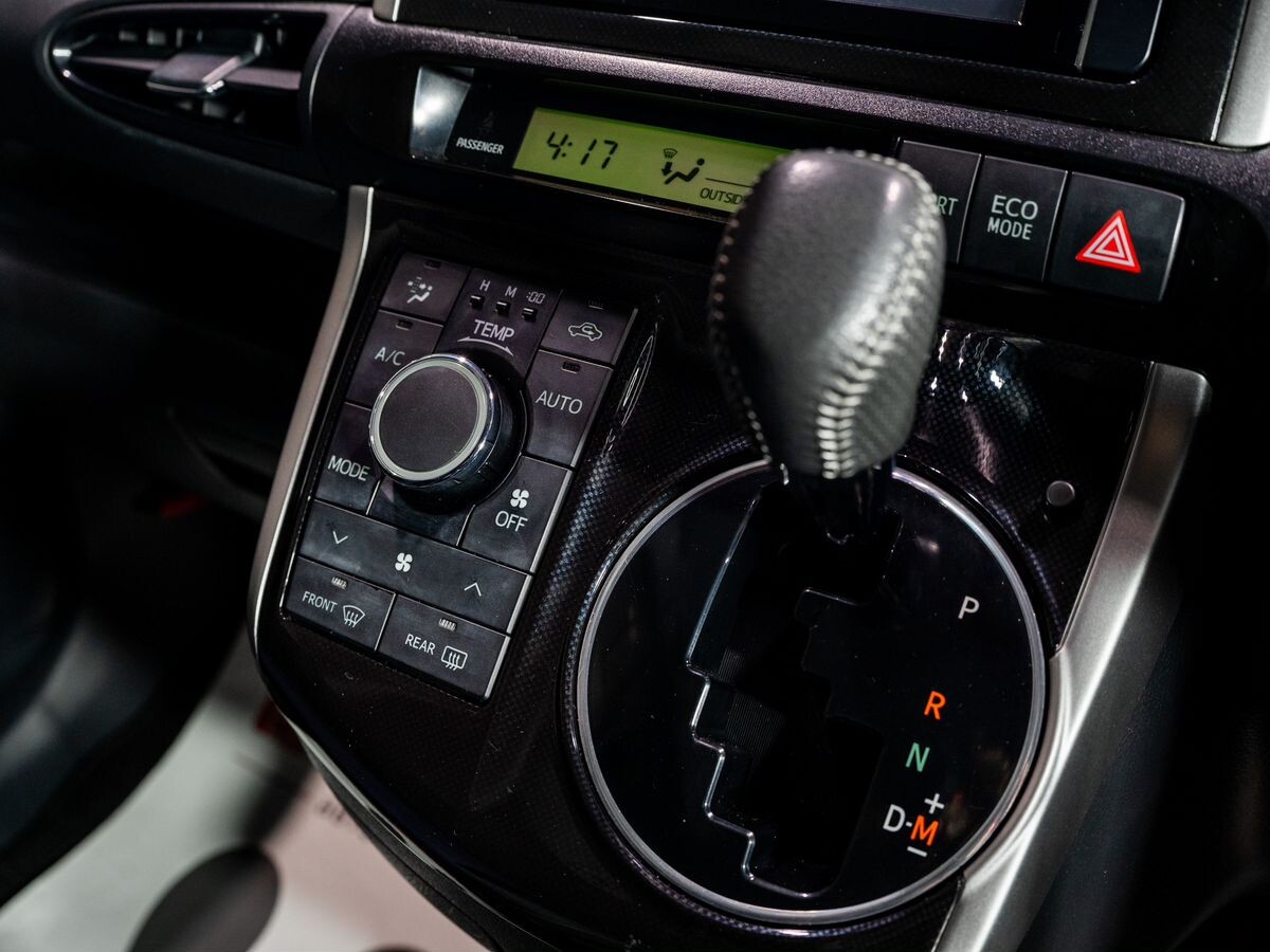 Toyota Wish 2012 - фото автомобиля
