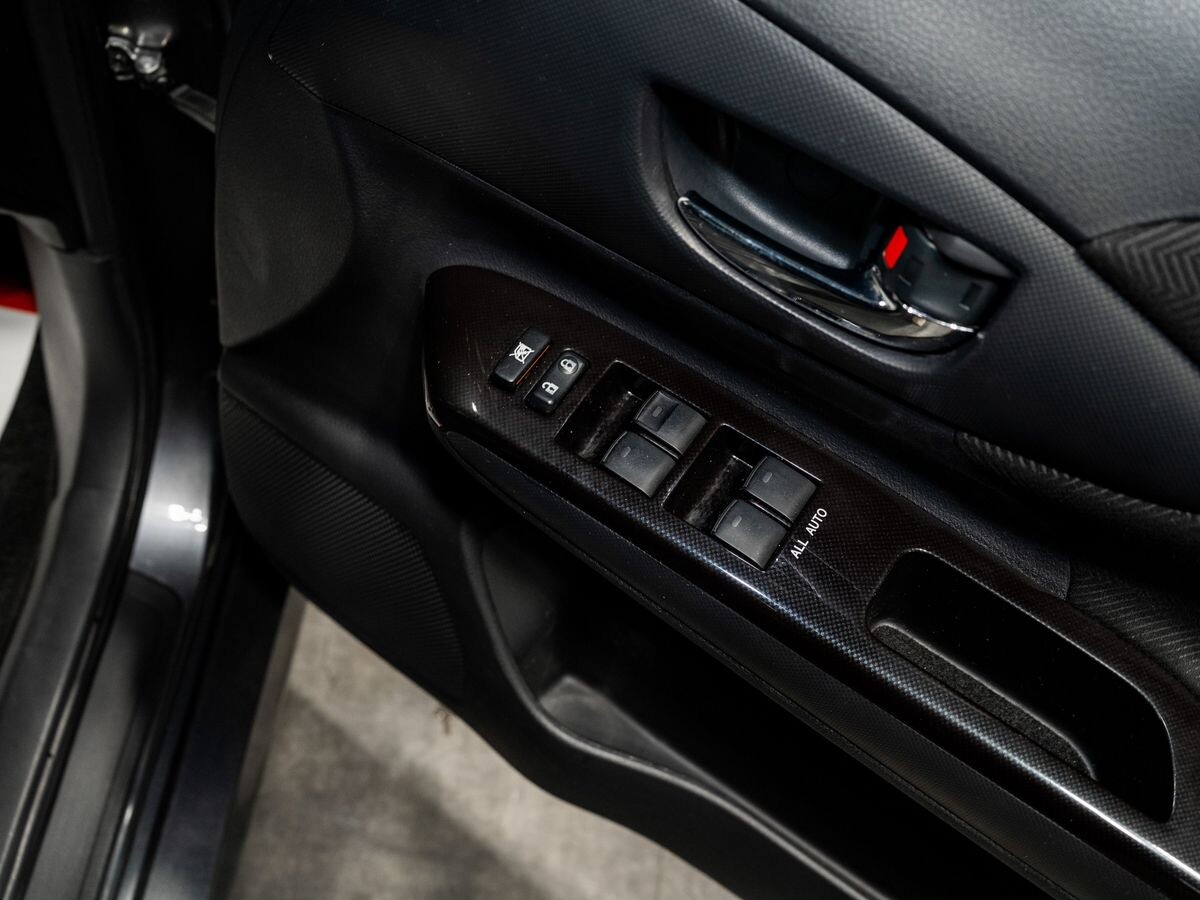 Toyota Wish 2012 - фото автомобиля