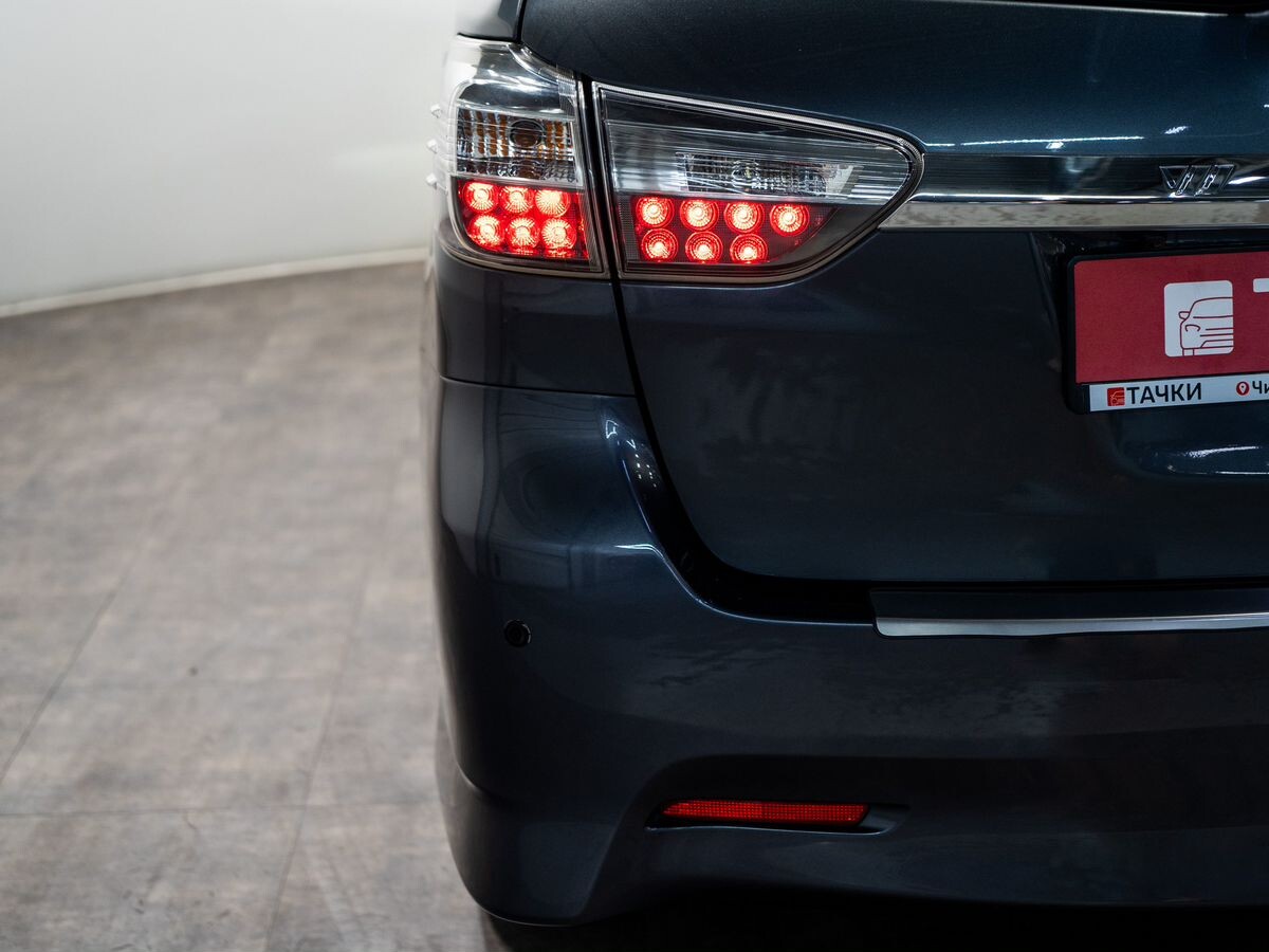 Toyota Wish 2012 - фото автомобиля