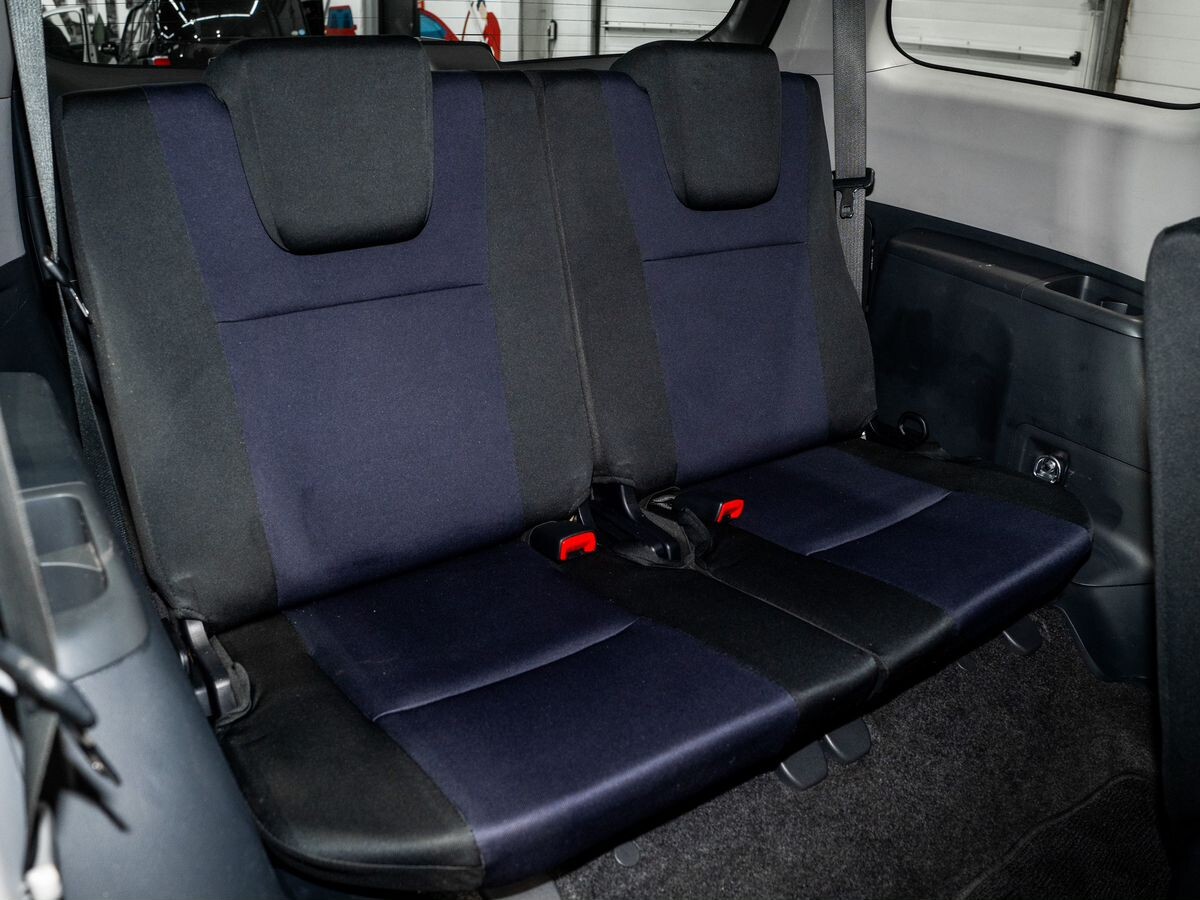Toyota Wish 2012 - фото автомобиля