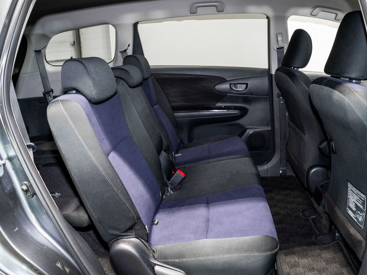 Toyota Wish 2012 - фото автомобиля