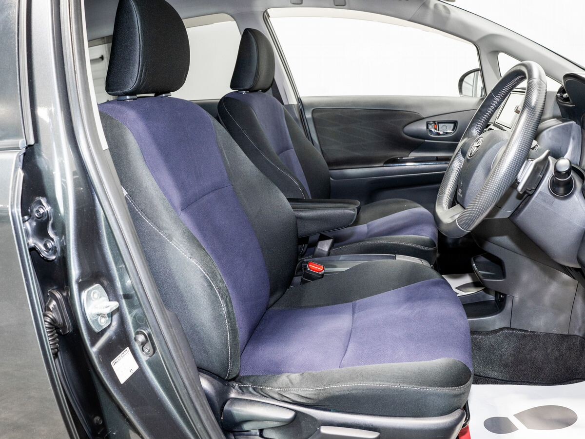 Toyota Wish 2012 - фото автомобиля