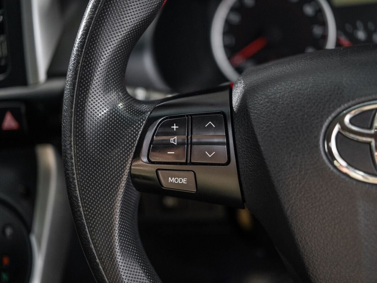 Toyota Wish 2013 - фото автомобиля