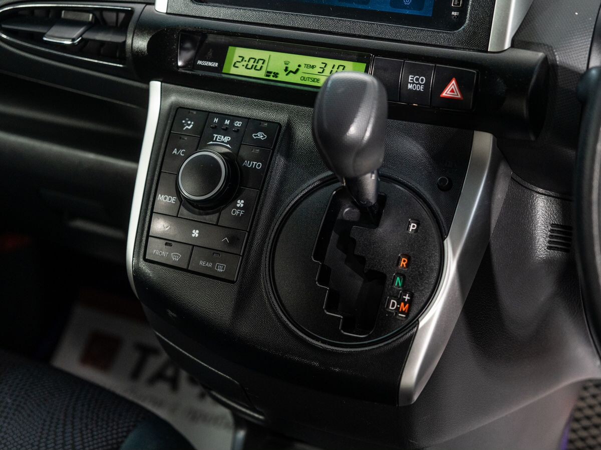 Toyota Wish 2013 - фото автомобиля