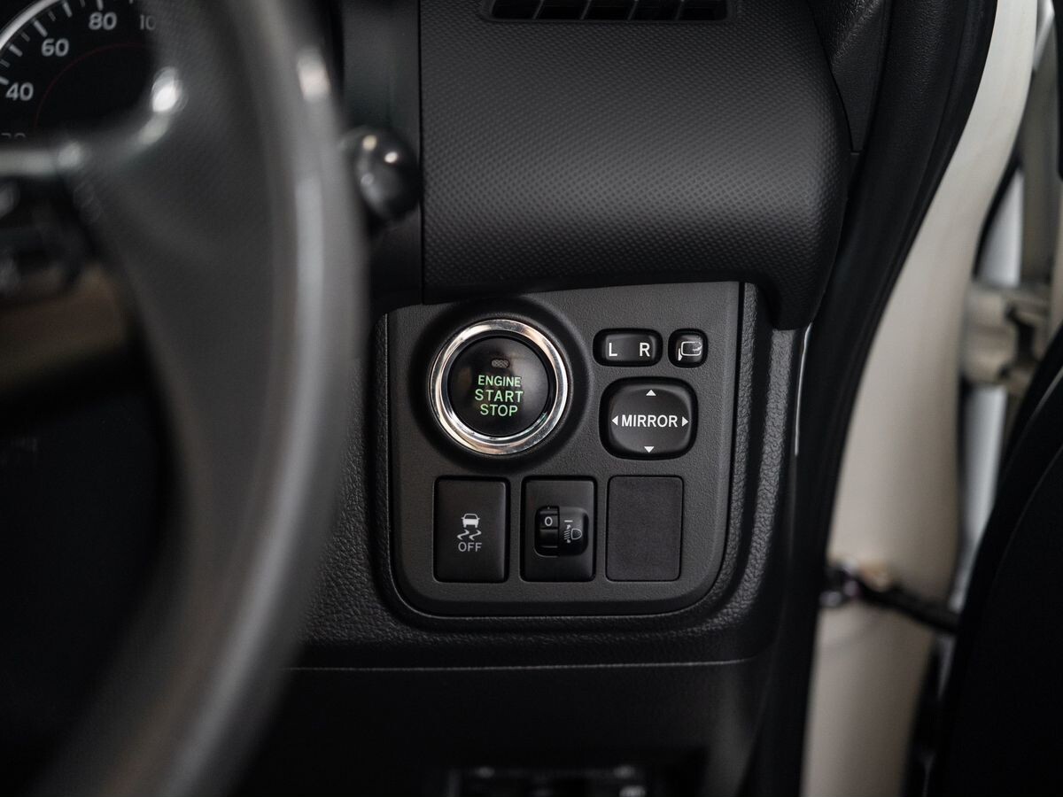 Toyota Wish 2013 - фото автомобиля