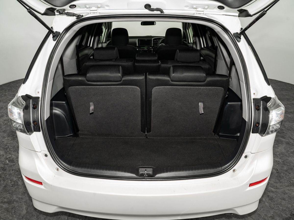 Toyota Wish 2013 - фото автомобиля