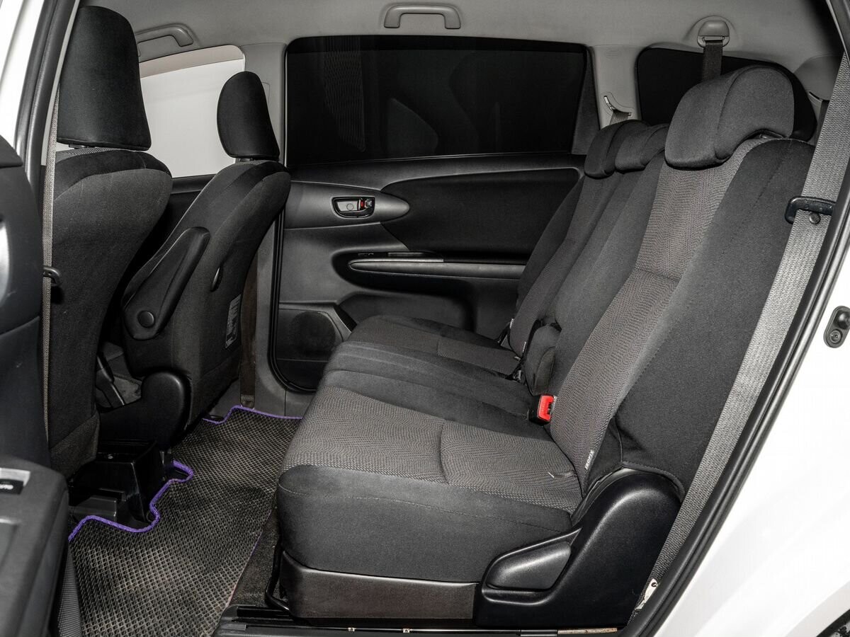 Toyota Wish 2013 - фото автомобиля