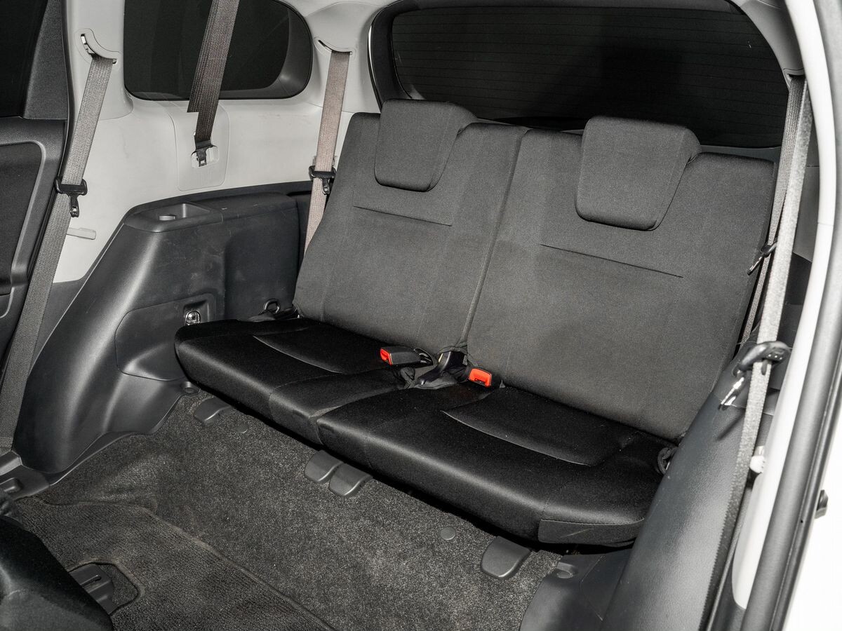 Toyota Wish 2013 - фото автомобиля