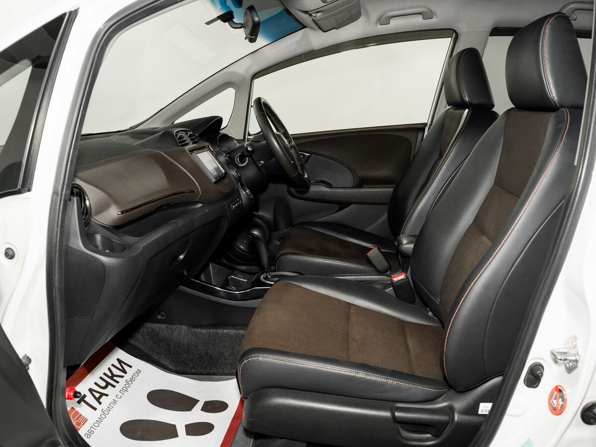Honda Fit Shuttle 2012 - фото автомобиля