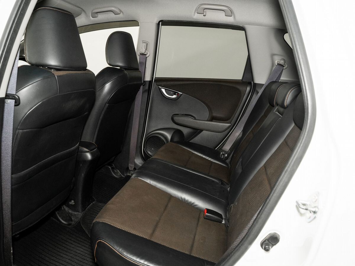 Honda Fit Shuttle 2012 - фото автомобиля