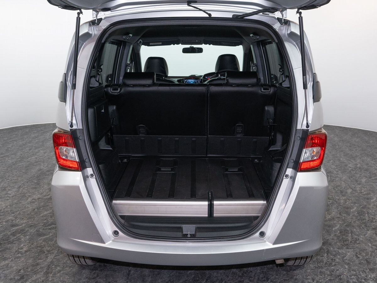 Honda Freed Spike 2011 - фото автомобиля