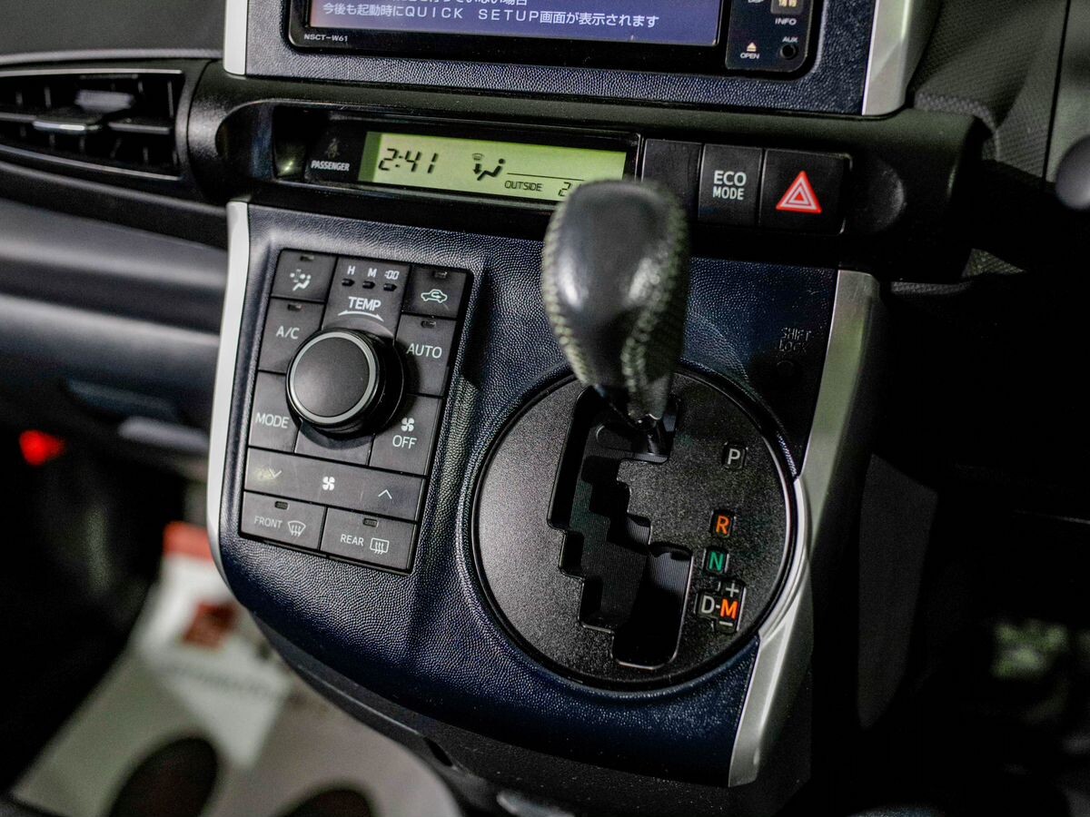 Toyota Wish 2011 - фото автомобиля