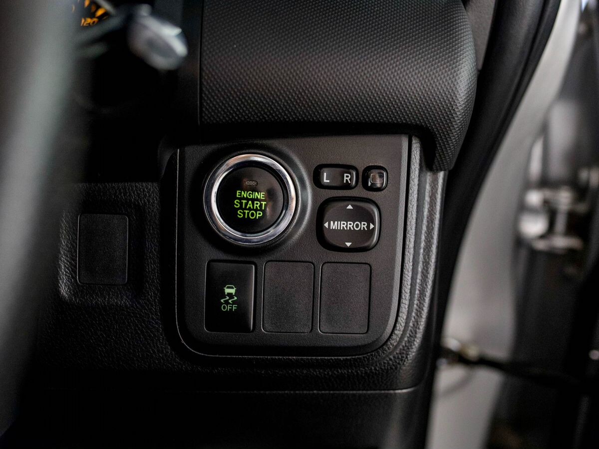 Toyota Wish 2011 - фото автомобиля
