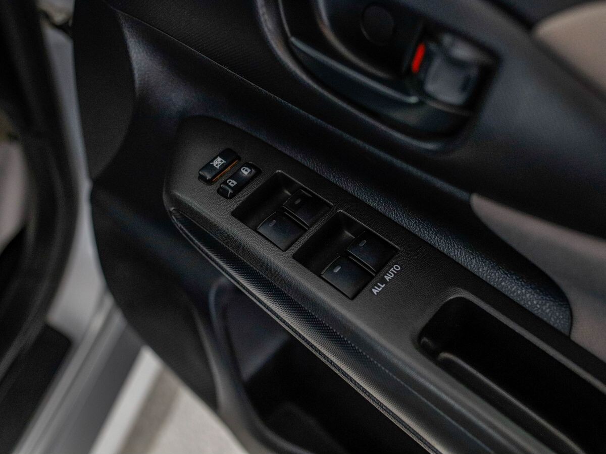 Toyota Wish 2011 - фото автомобиля