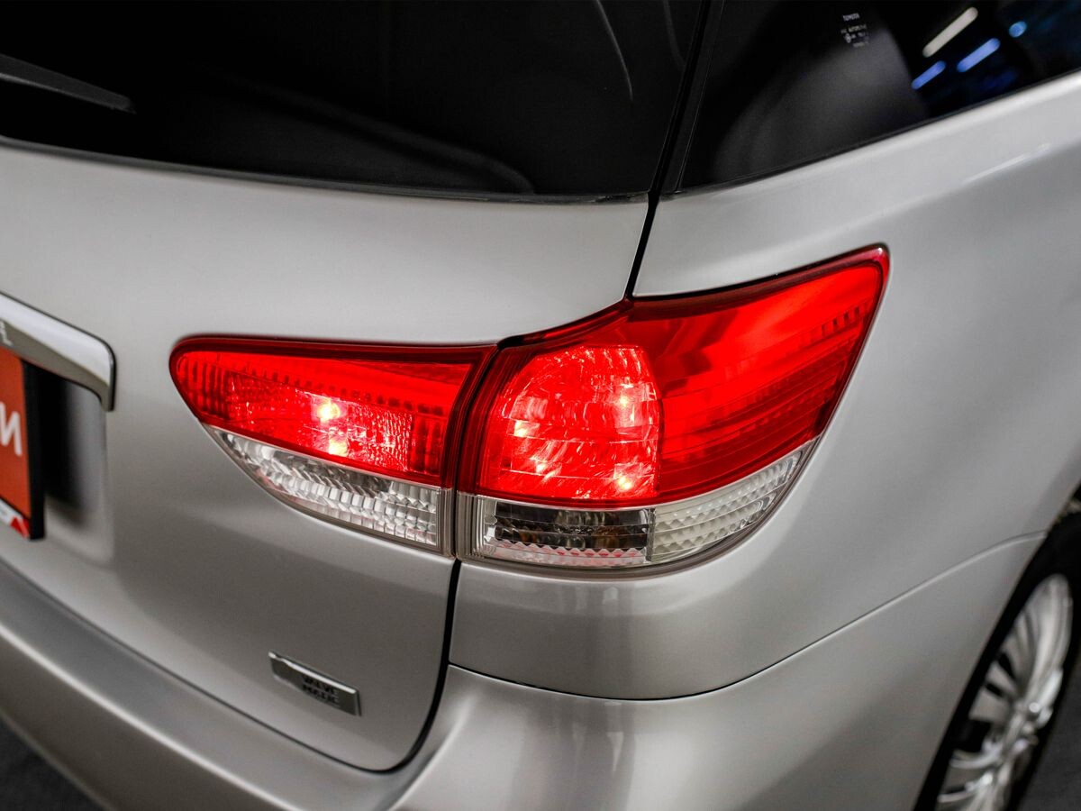 Toyota Wish 2011 - фото автомобиля