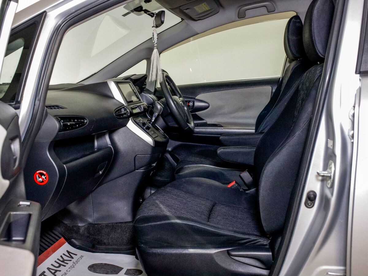 Toyota Wish 2011 - фото автомобиля