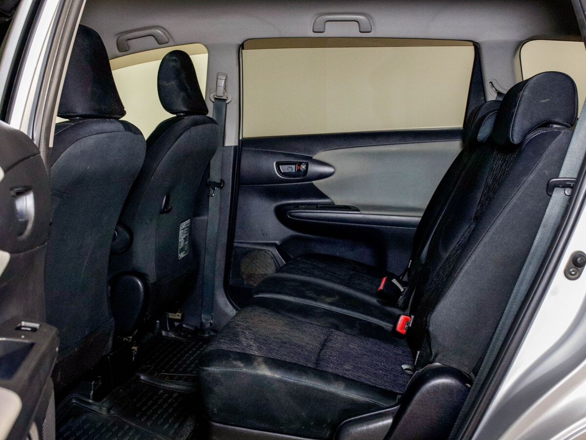 Toyota Wish 2011 - фото автомобиля