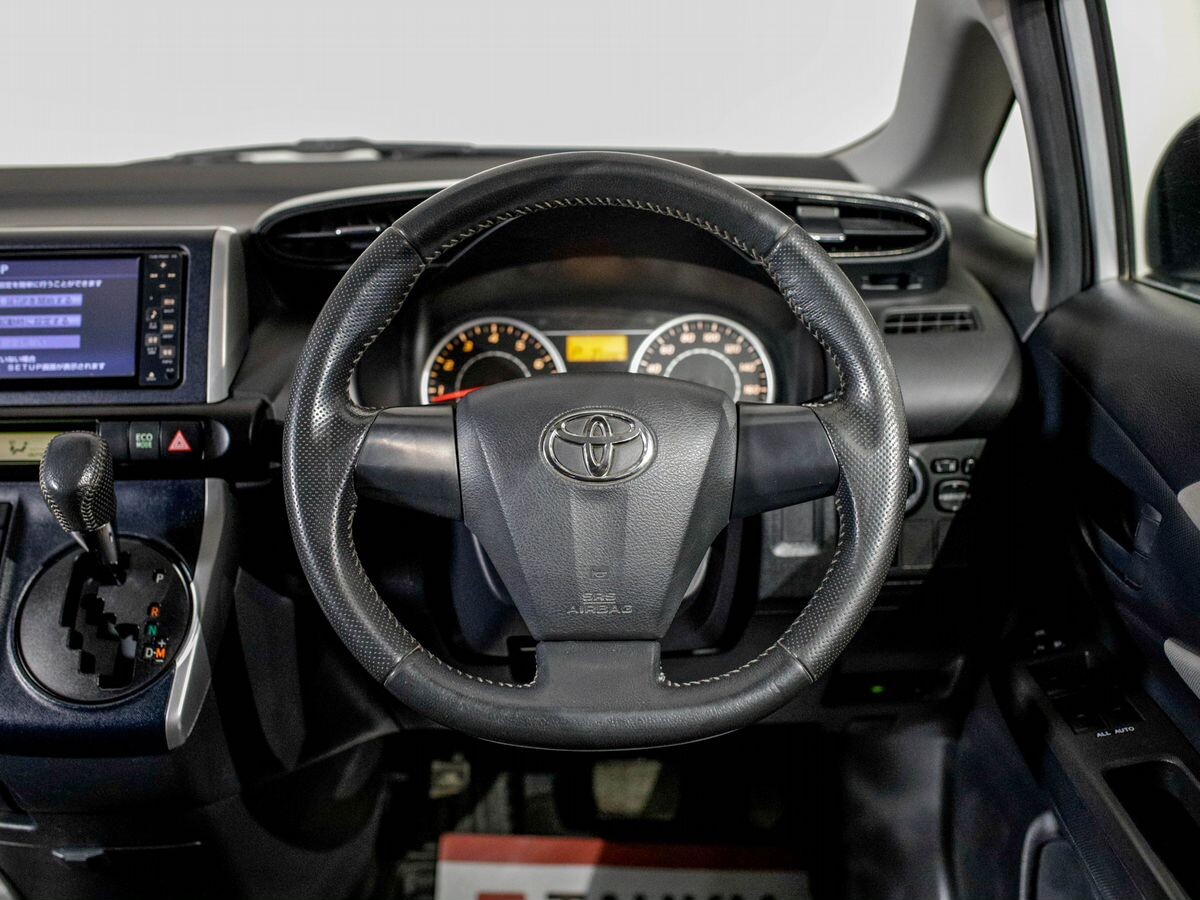 Toyota Wish 2011 - фото автомобиля