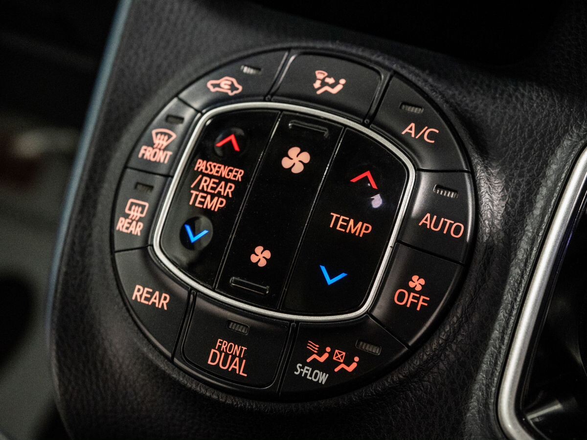 Toyota Noah 2015 - фото автомобиля