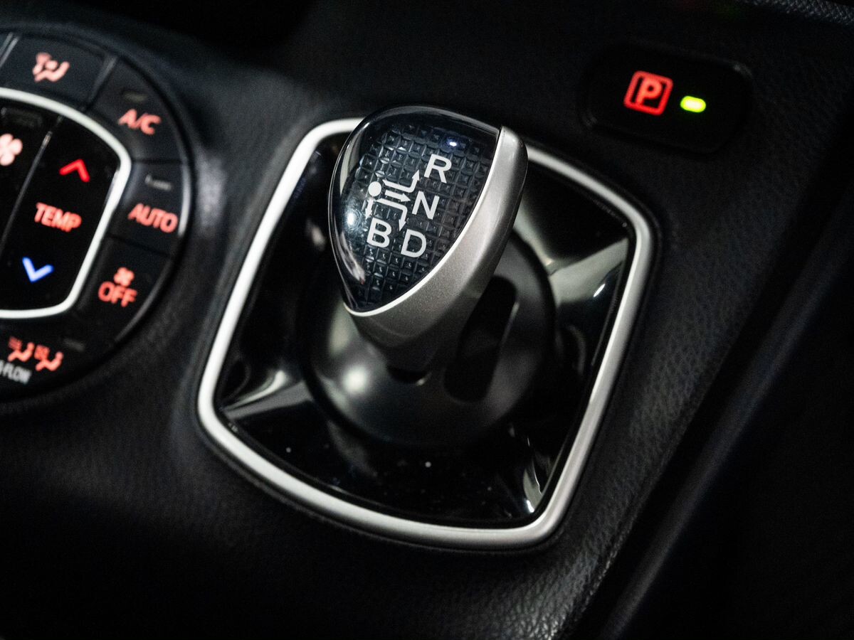 Toyota Noah 2015 - фото автомобиля