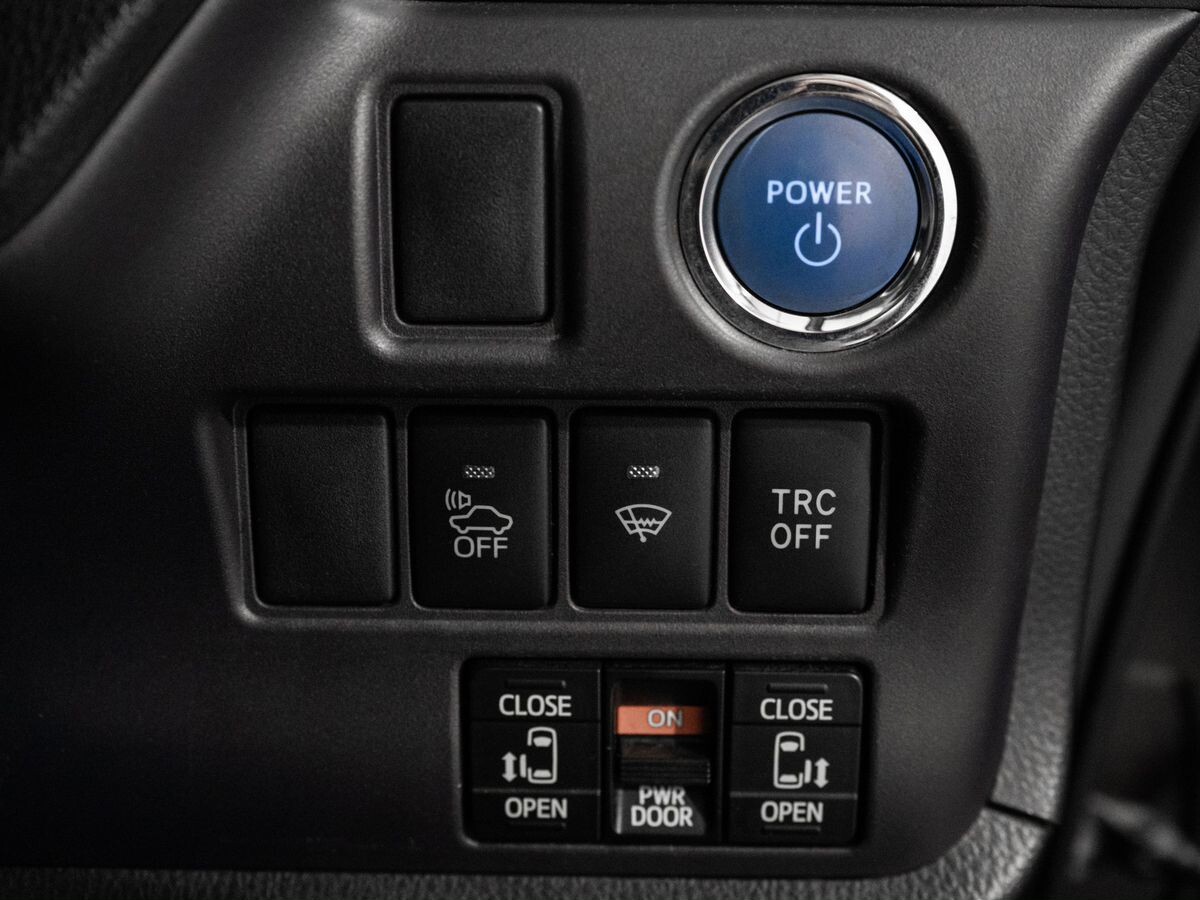 Toyota Noah 2015 - фото автомобиля