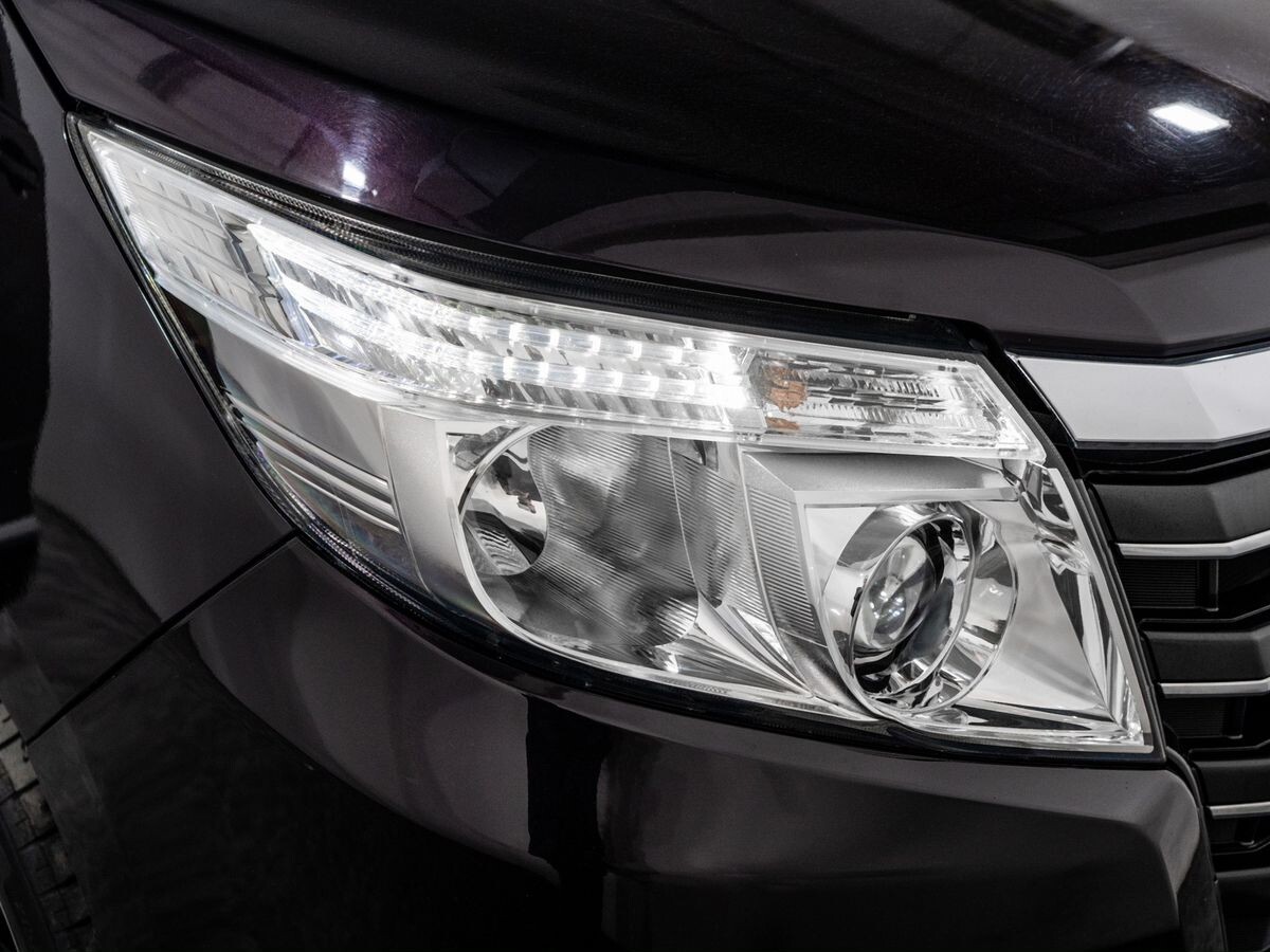 Toyota Noah 2015 - фото автомобиля