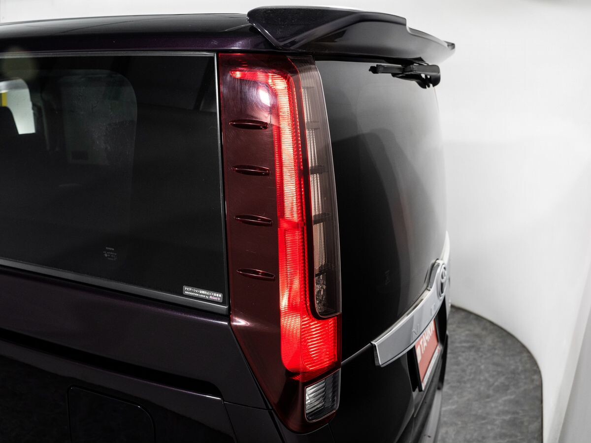 Toyota Noah 2015 - фото автомобиля